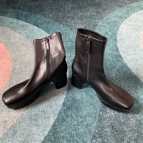 Elegant Black Ankle Booties - Picture 3 of 7